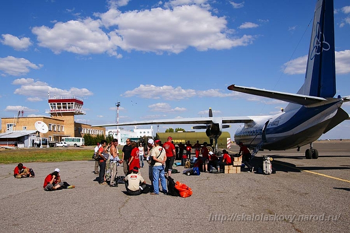 SilkWayRally031.jpg - Посадка в Уральске. Народ ожидает выдачу багажа и проштампованные паспорта  