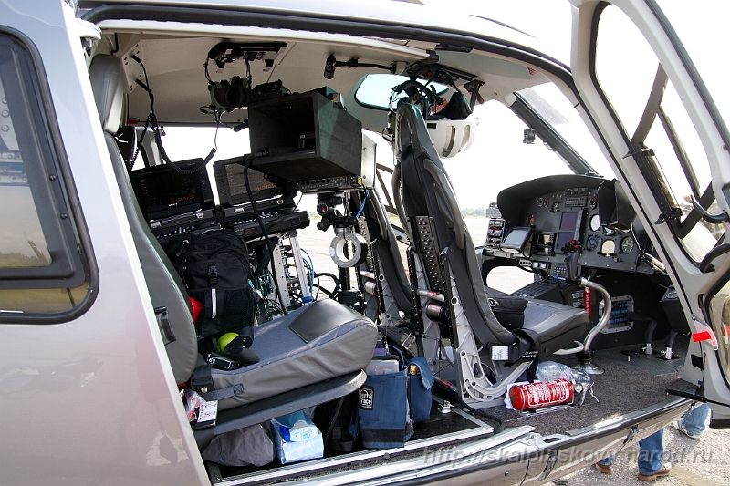 silkwayrally-2010_030.jpg - Кабина вертолета видеосъемки Bird Vision, бортовй номер F-GZEN