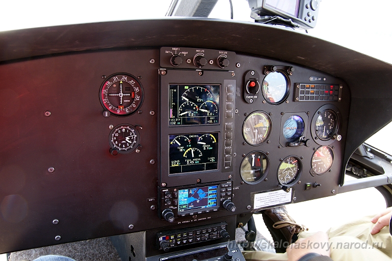 silkwayrally-2010_034.jpg - Приборная панель вертолета AS-350